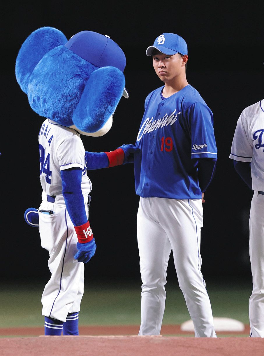 写真】高橋宏が着用する新ユニホームに触れるドアラ：中日スポーツ