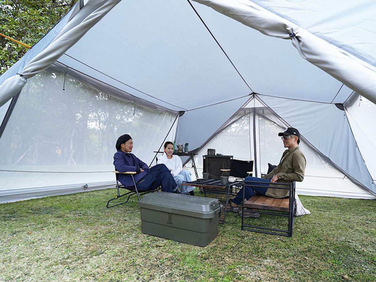 これは新発想！中にポールがないシェルターだから超広々