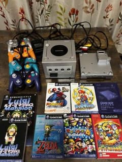 GAMECUBE本体、ソフト6本、ゲームボーイプレイヤー、コントローラ4