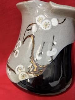 腰黒梅絵花瓶 金粉装飾 共箱付 初代眞葛香山作（江戸期天保13年生まれ