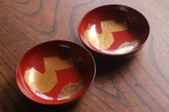 デッドストック！時代朱漆に優美な緞子蒔絵の映える小皿2点（検輪島塗