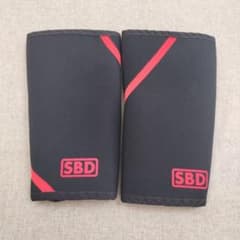 NAO様専用】SBD ニースリーブ Mサイズ 左右足用 黒赤 - メルカリ