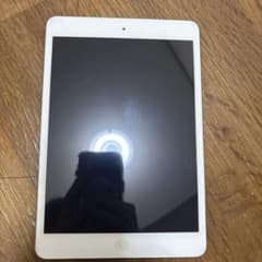 ジャンク】iPadホワイト起動不可／部品取り - メルカリ