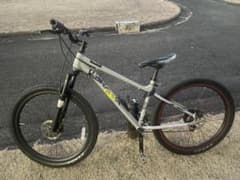 KAGRA27.5インチ マウンテンバイク RedBull 引き渡し限定です。 - メルカリ