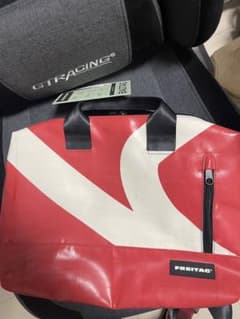 FREITAG メッセンジャーバッグ 赤白 - メルカリ