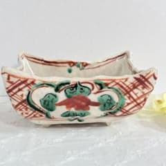 四角い鉢黒岩卓実（たくみ窯）赤絵四方足付鉢。美濃焼の人気陶芸家