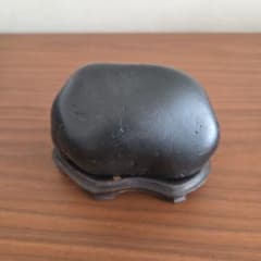 北海道 神居古潭石 黒石 水石 木製台座付き - メルカリ