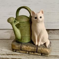 座っている白いねことじょうろ ピーターラビット ボーダーファイン