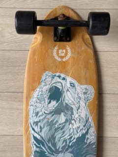 ランドヤッツ ピンテールロングボード – 咆哮する熊グラフィック