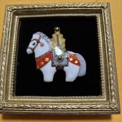 神馬 白い馬の置物 ゴールド額入り - メルカリ