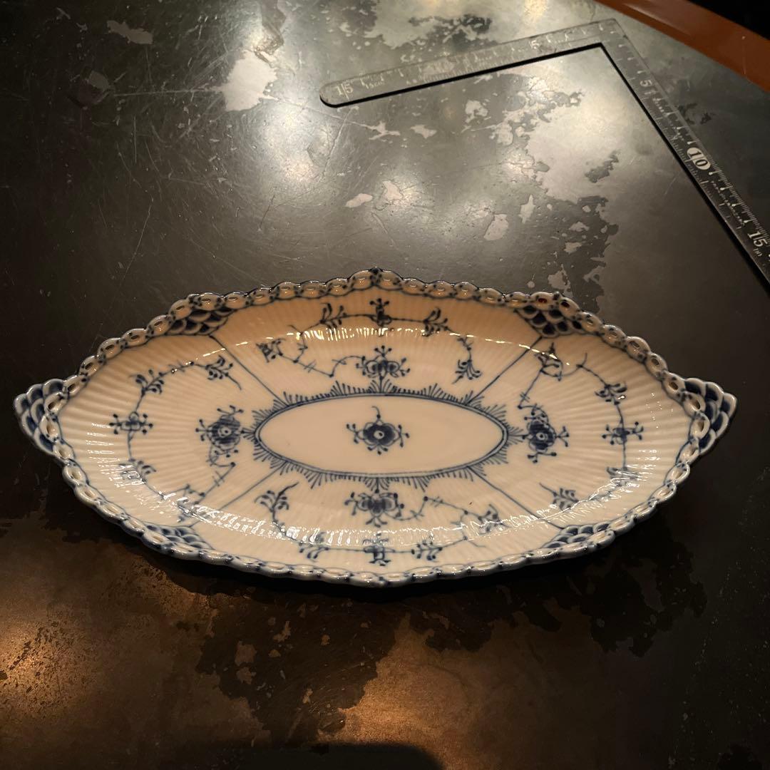 ロイヤルコペンハーゲン　ブルーフルーティッド 楕円皿　周りに透かし模様あり ブルーフルーテッド プレイン オーバルディッシュ 23.5cm|ロイヤル