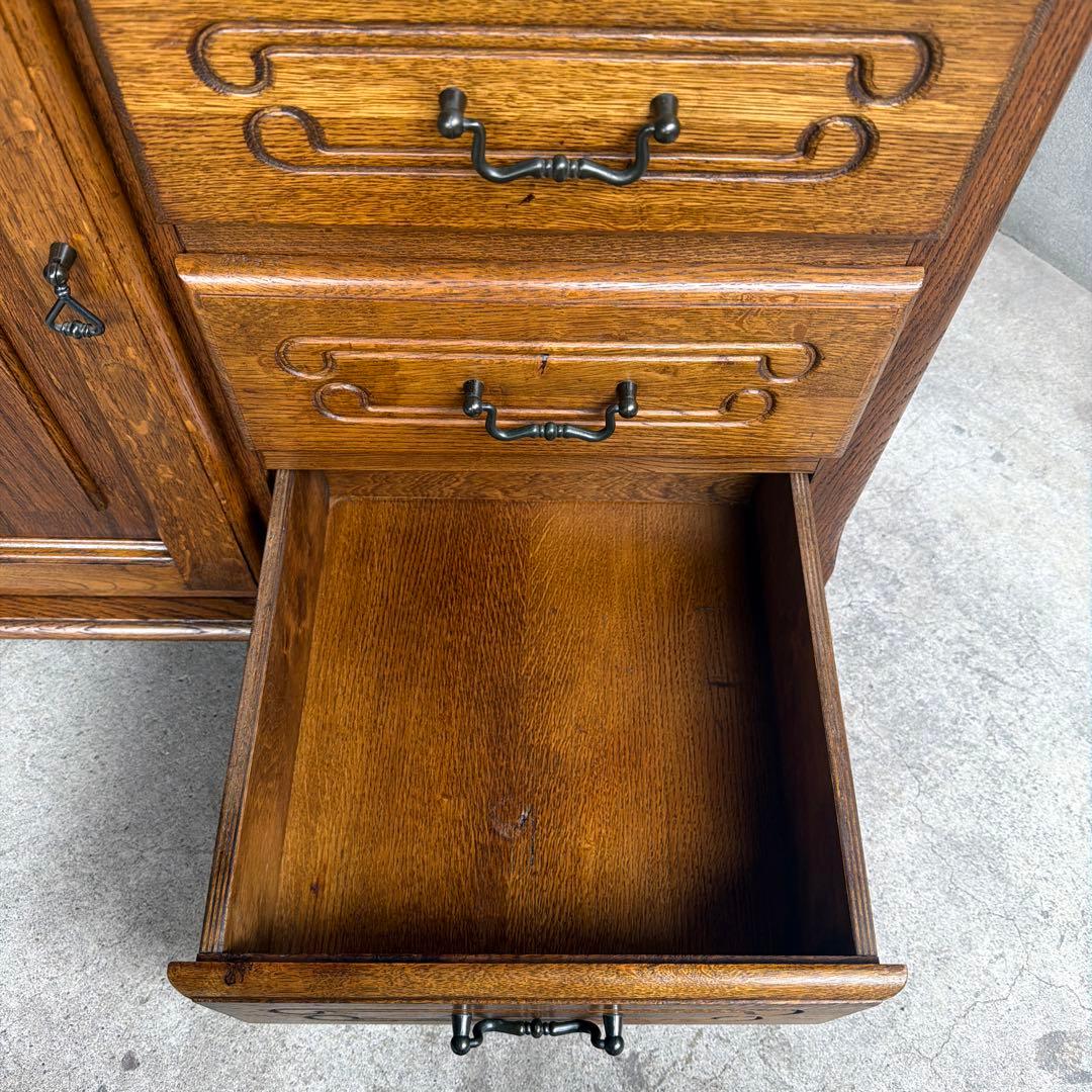 フレンチカントリーな雰囲気のサイドキャビネット Grudziadzkie