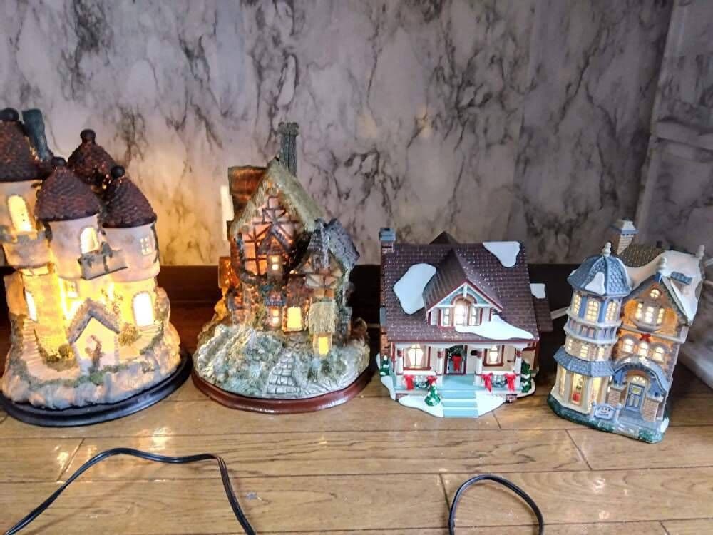 クリスマスヴィレッジLEDライトハウス・ミニチュアハウス・ドールハウス4点セット Amazon | クリスマスハウスミニチュア、クリスマスハウス置物