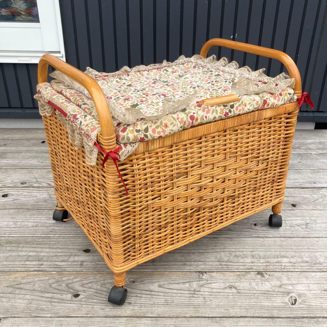 昭和レトロ 花柄カバー付きランドリーバスケット 蓋付き 藤籠