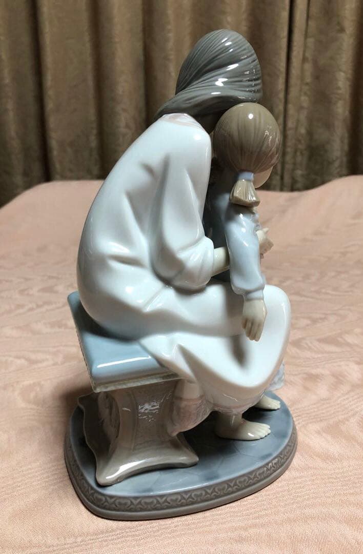 リヤドロ　　　お母さんと女の子