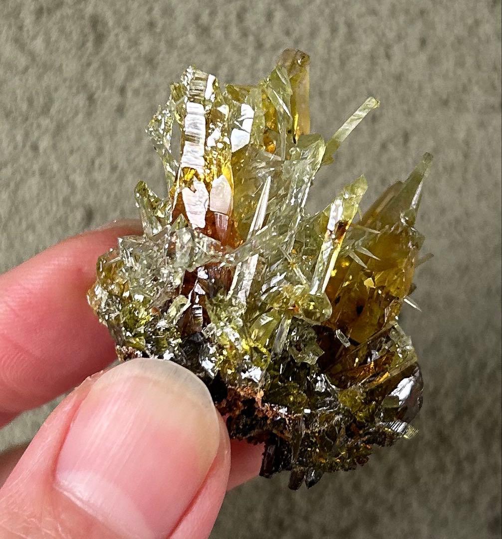 希少色 希少鉱物 ジンカイト 黄緑色結晶 天然石 - メルカリ