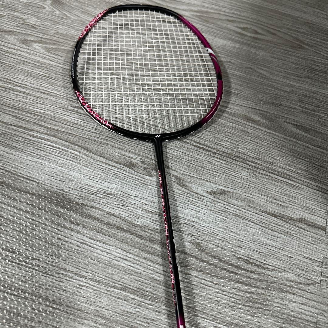 YONEX バドミントンラケット 黒とピンク - メルカリ