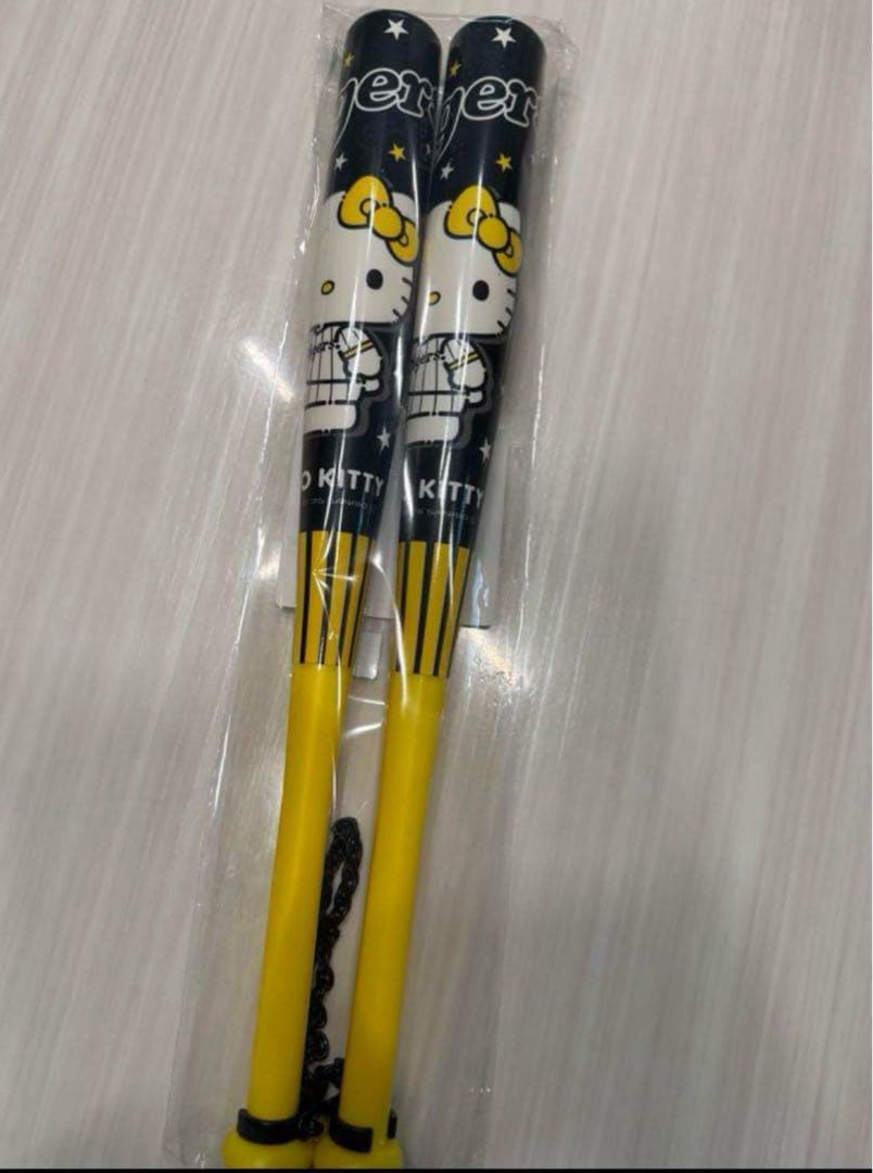 阪神タイガース ハローキティ メガホン2本セット - メルカリ