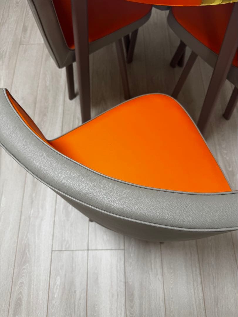 ⭐︎ゅーぅさん専用商品⭐︎円形大理石風テーブルとオレンジ椅子セット