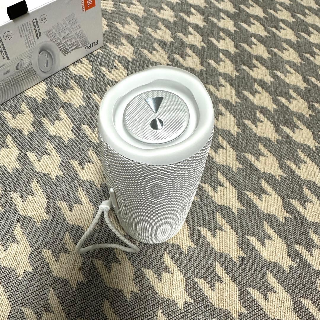美品 JBL FLIP6 Bluetoothスピーカー ホワイト - メルカリ