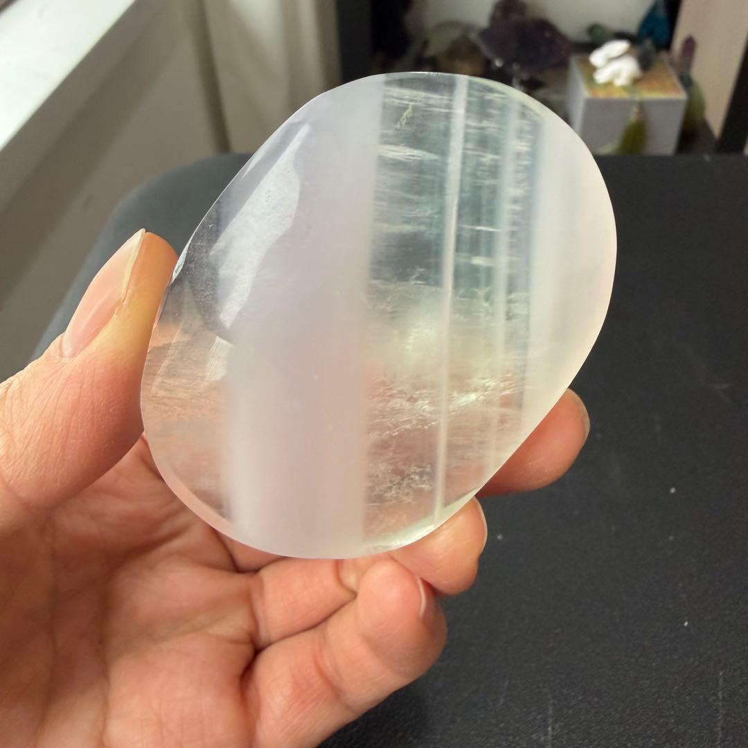 天然石フローライトの握り石 置物 NO.030411 - メルカリ