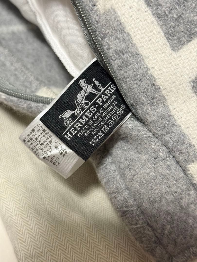 新品未使用 クッション 《アヴァロンIII》 PM グレー