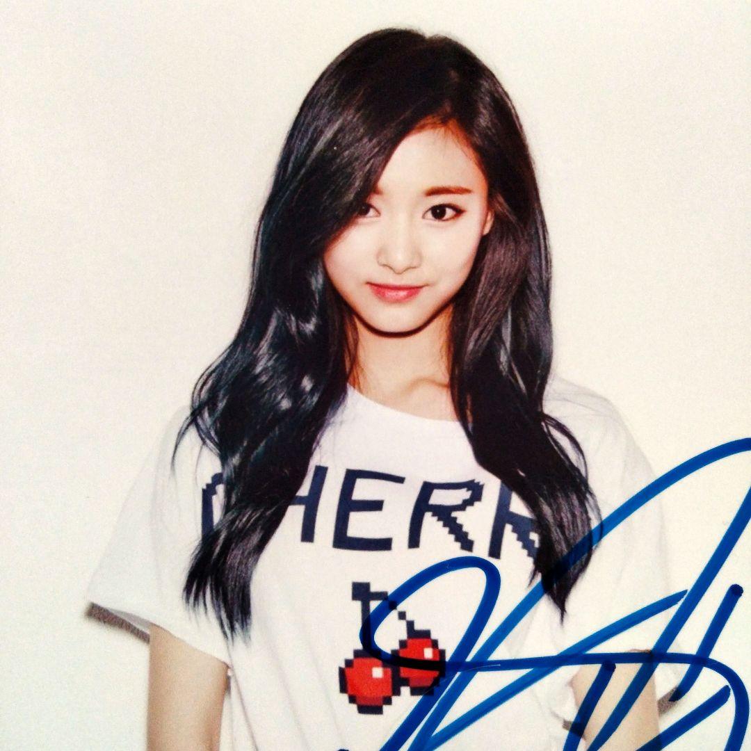 セール中…ツウィ直筆サイン入り2Lサイズ写真…TWICE… TZUYU ⑨ - メルカリ