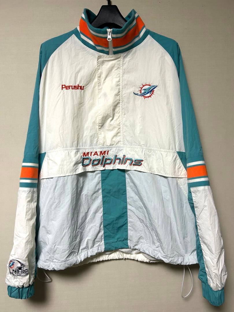 Perushu × NFL コラボナイロンスタンドネックアノラックブルゾン　完売 Perushu（ペルーシュ）の「Perushu × NFL コラボナイロンスタンド