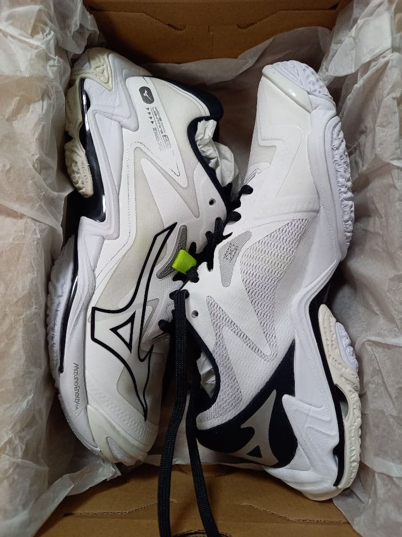 mizuno　バレーボールシューズ(ウエーブライトニングZ8)23.5cm