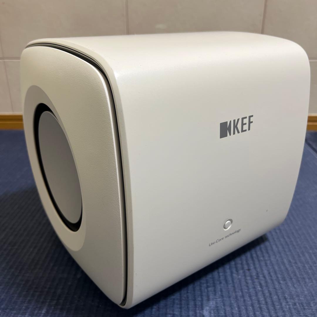 y*n様 KEF ワイヤレスサブウーファー ホワイト KEF、最小スペースで迫力の低音「Uni-Core」採用サブウーファー - AV Watch