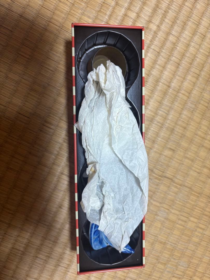 魚と葉のデザインの箸置きとスプーン