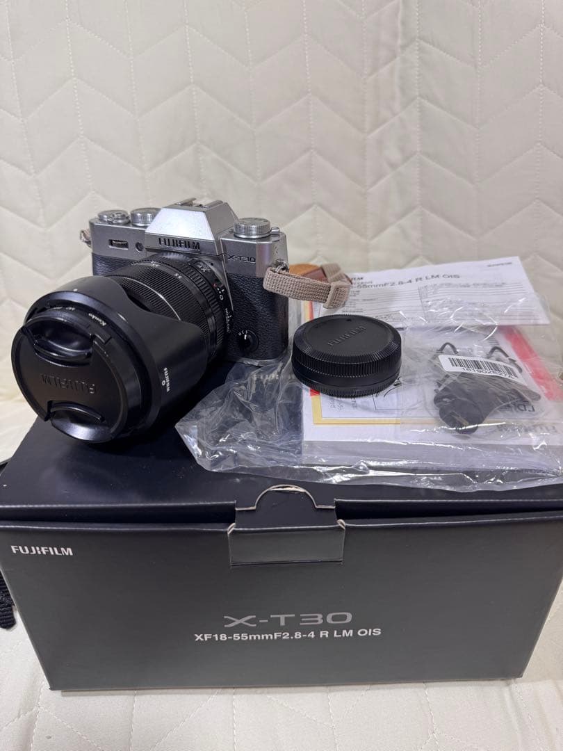 Fujifilm X-T30 本体とレンズ18-55mm Amazon.com : Fujifilm X-T30 Mirrorless Digital Camera w/XF18-55mm