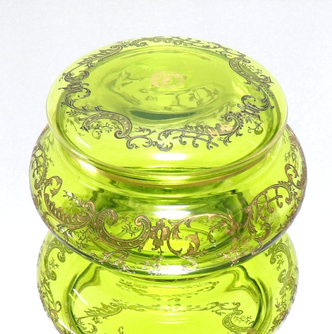 オールド・バカラ 1900年頃 緑硝子金彩蓋物 ボンボニエール アンティーク薬草 オールドバカラ「金彩 野菊文 ボンボニエール」《アンティックかとう》