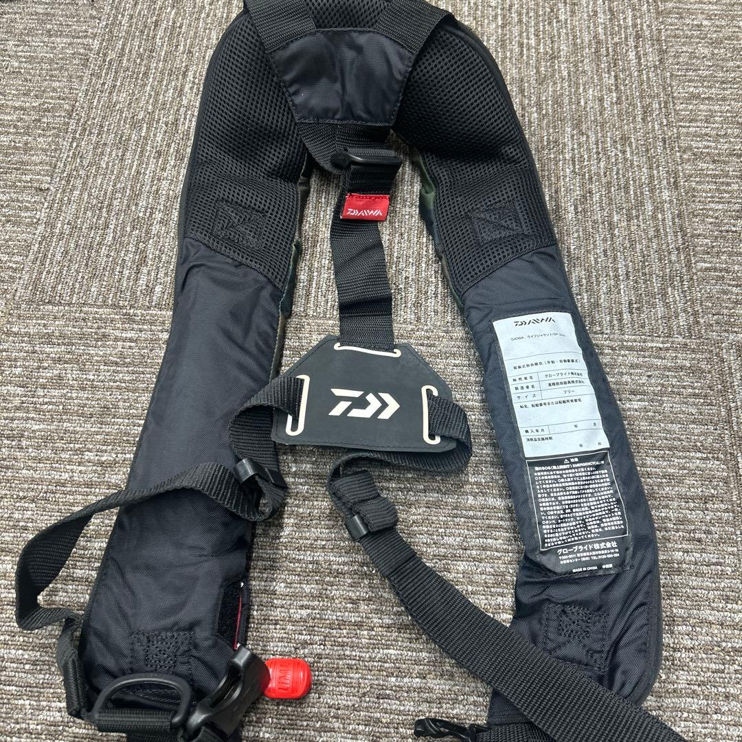 Daiwa 自動膨張式ライフジャケット 迷彩 桜マーク付 - メルカリ
