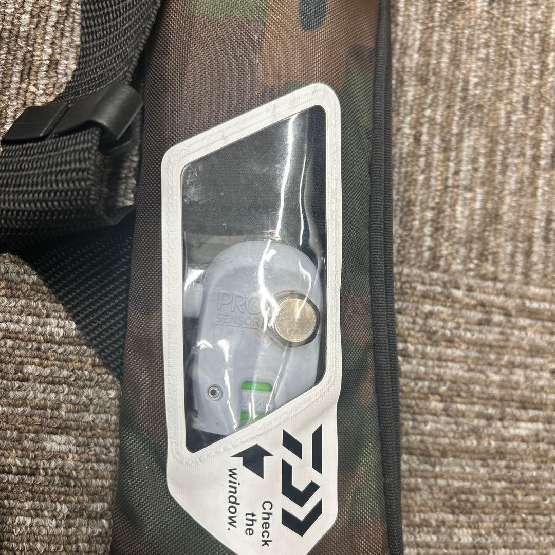 Daiwa 自動膨張式ライフジャケット 迷彩 桜マーク付 - メルカリ