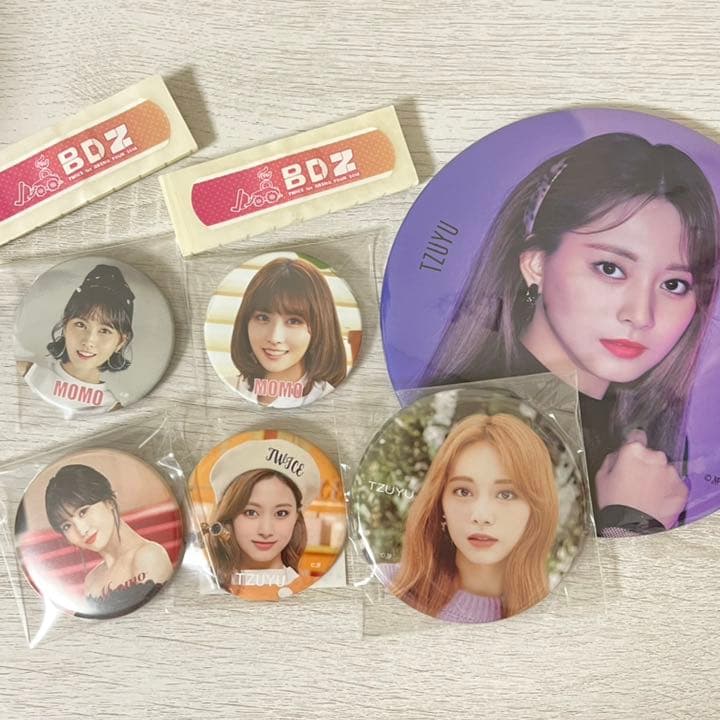 Twice 缶バッジ ツウィ モモ 絆創膏 - メルカリ