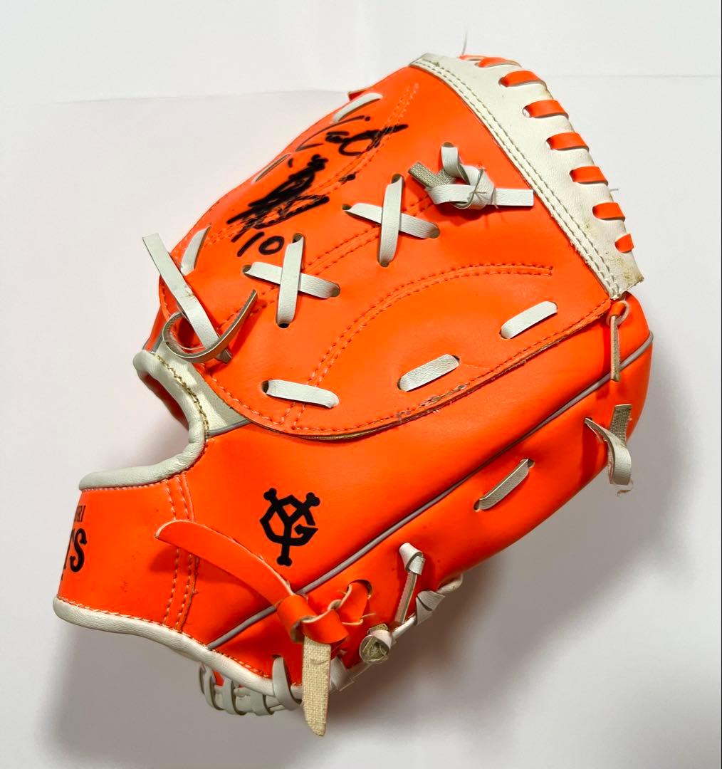 GIANTS子供用グローブ 阿部慎之助のサイン入り ラビット君のイラスト