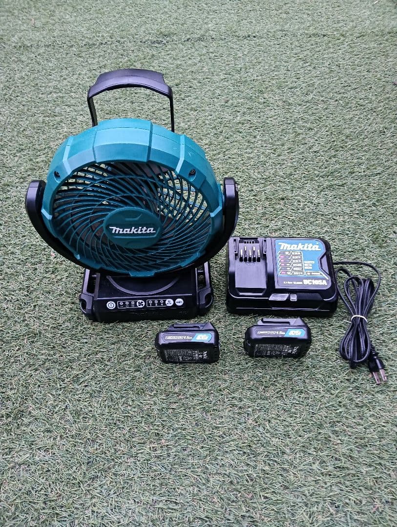 値下げします。‼️Makita 充電式ファン バッテリー2個付き マキタ（makita） CF203DZ (青/白)+ BL1830B 18V充電式ファン 2点