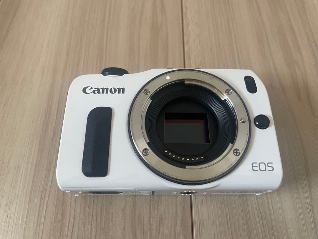 週末限定値下げ】Canon EOS M（ホワイト）・ダブルレンズキット - メルカリ