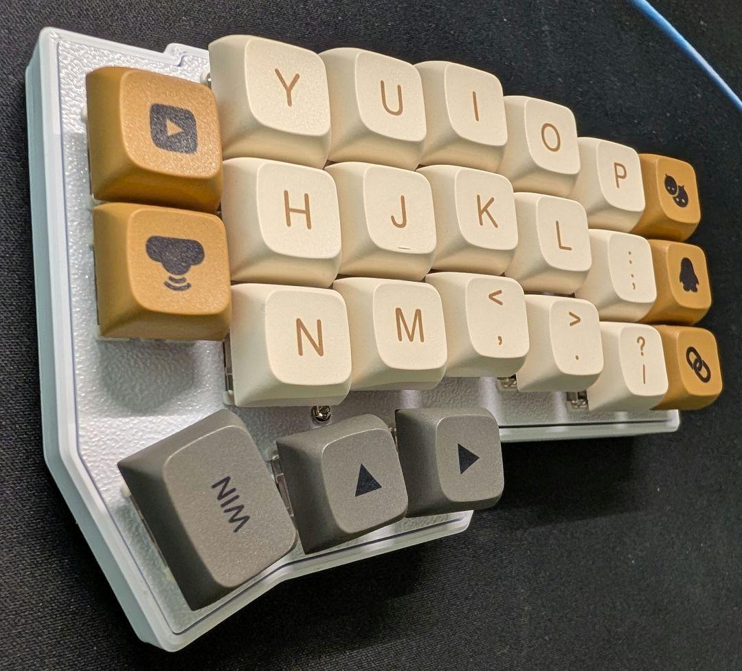 1/4まで特価 分離型キーボード Corne V4 2.4GHz無線接続 白 Corne