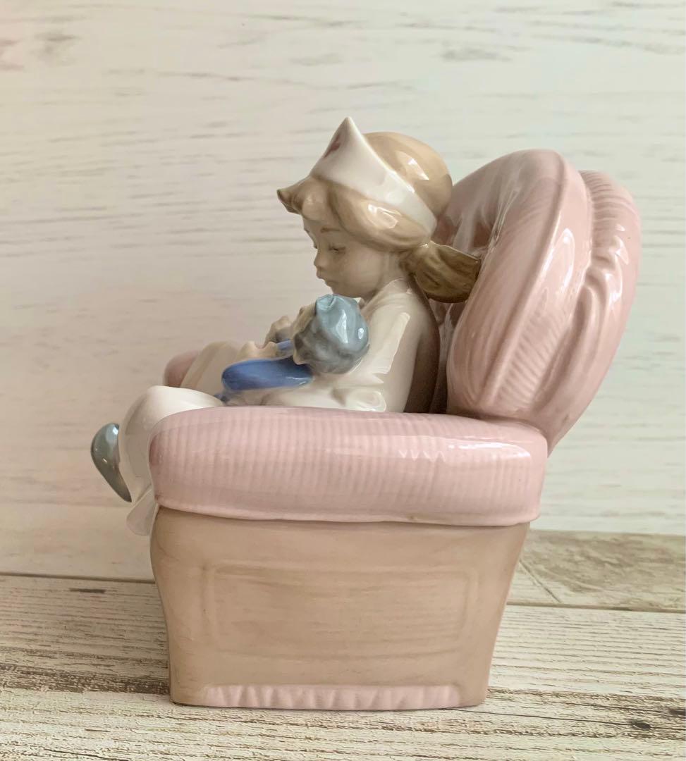 リヤドロNAO ナースごっこ 女の子 フィギュリン