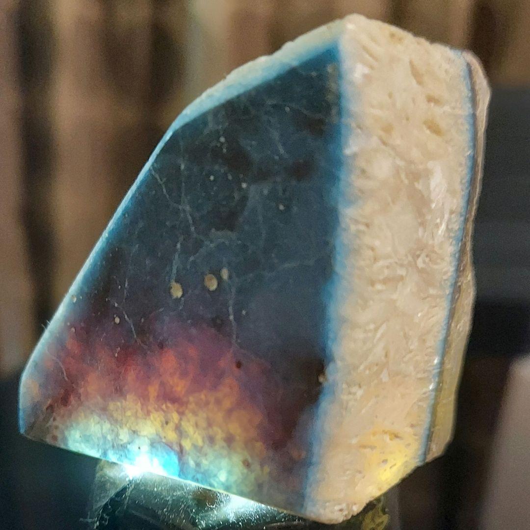 綺麗な星空カラーの激レア石ブルーアイス グレイシアライト原石表面