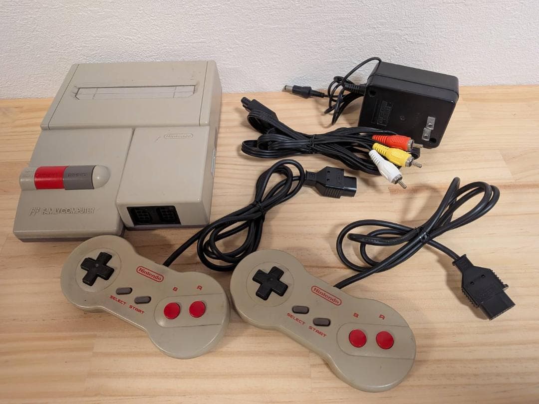 ジャンク】任天堂 ニューファミコン本体 コントローラー2個付き - メルカリ