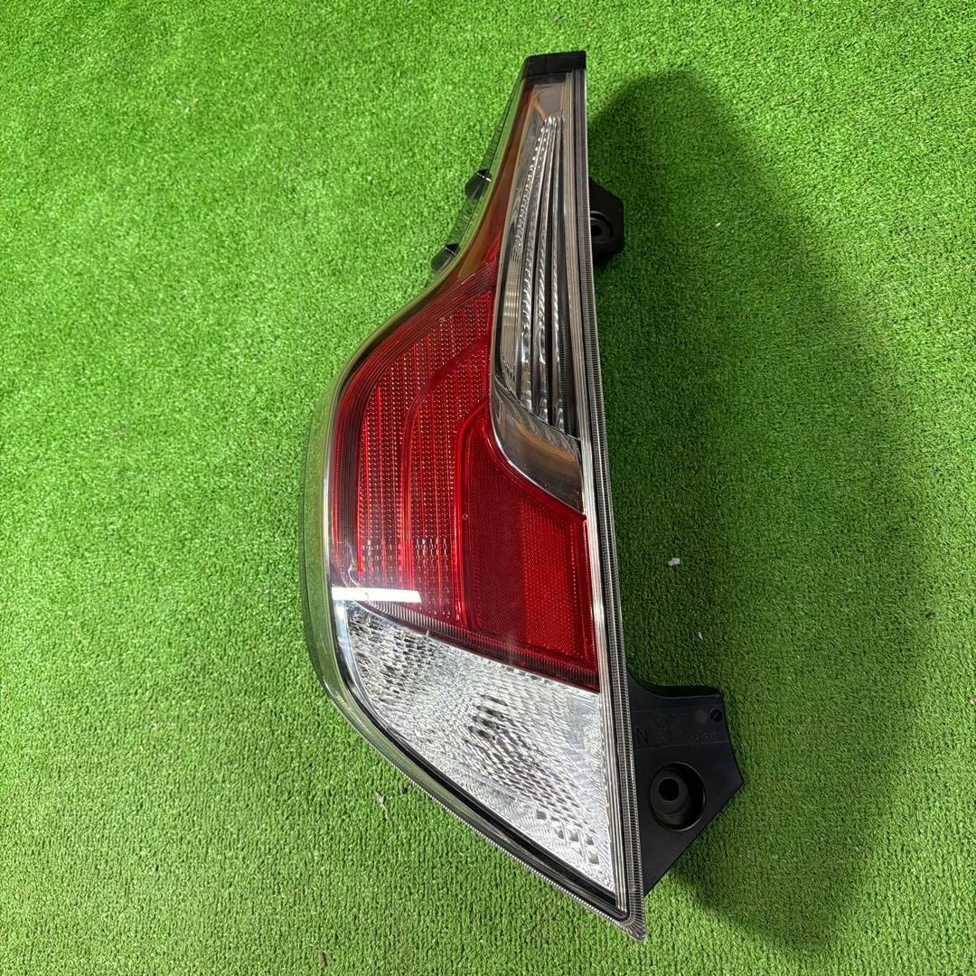 アクア NHP10左側テールランプ STANLEY 52-297 (83) - メルカリ