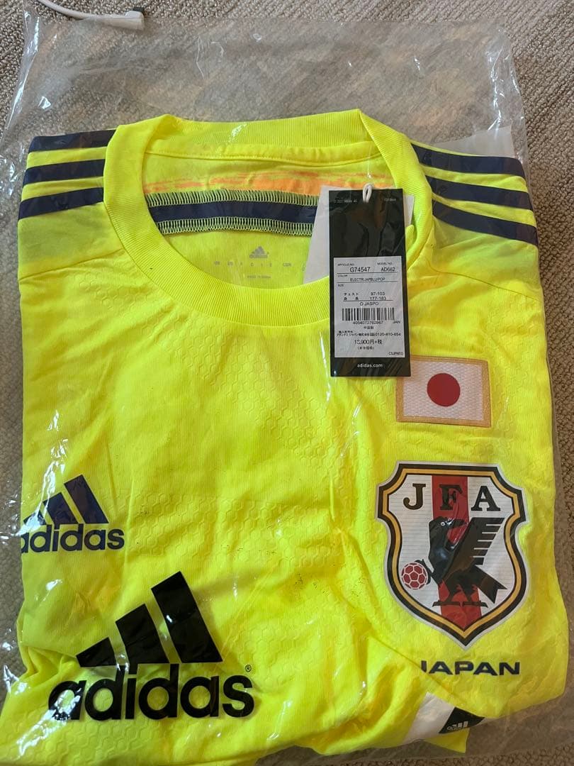 サッカー日本代表アウェイユニフォーム　ブラジルワールドカップ 日本代表の新アウェイユニ発表…史上初、全面蛍光色のイエローで