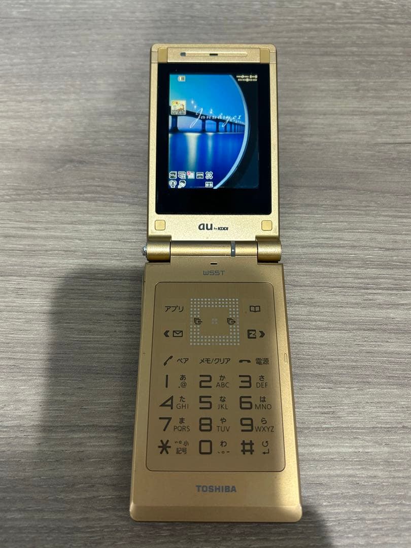 呪術廻戦 五条悟モデル】TOSHIBA W55T ゴールド 折りたたみガラケー