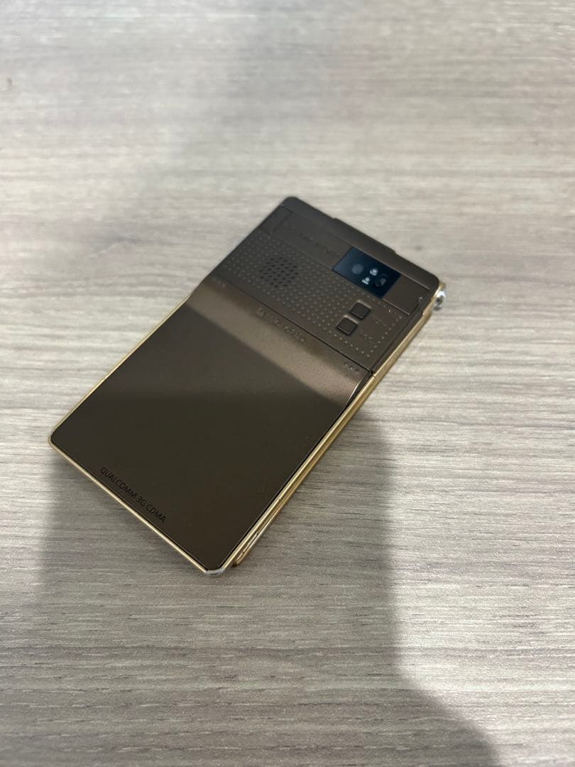 呪術廻戦 五条悟モデル】TOSHIBA W55T ゴールド 折りたたみガラケー