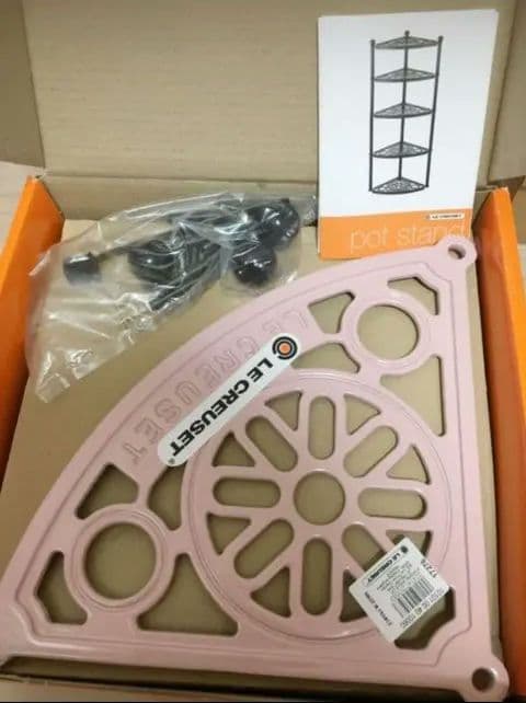 【新品未使用】ルクルーゼ ポットスタンド シフォンピンク 5段 LE CREUSET - ルクルーゼ ポットスタンド 5段 1点 SY3444Zの通販 by