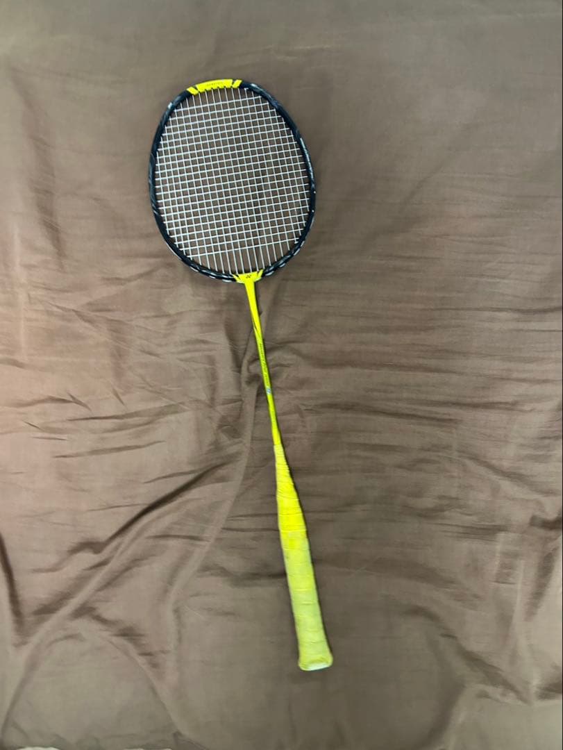 バドミントンラケット ネイビーとイエロー