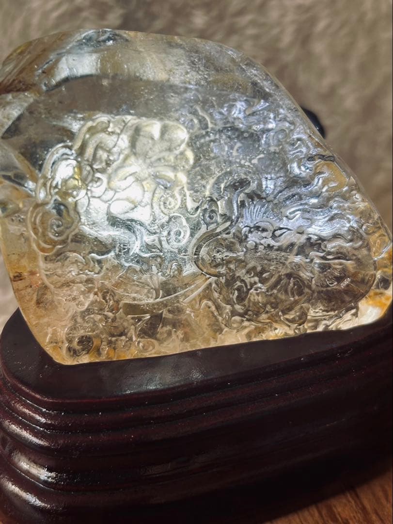 高品質 龍の彫刻 台座付き水晶ヒーラー共生 天然石 水晶 龍彫刻 (木製台座付き)